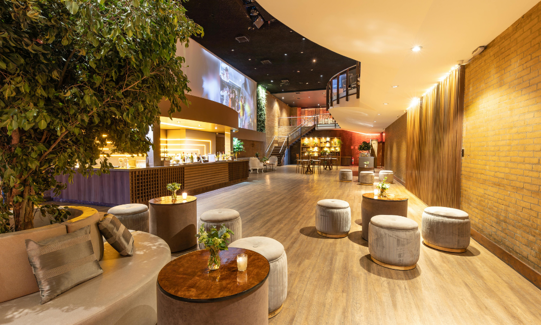 Interior de la recepción de un hotel con iluminación técnica integrada, creando un ambiente acogedor y elegante desde el primer momento.